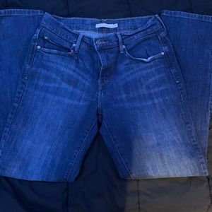 LEVI’S WOMEN STRAIGHT LEGGED PANTS